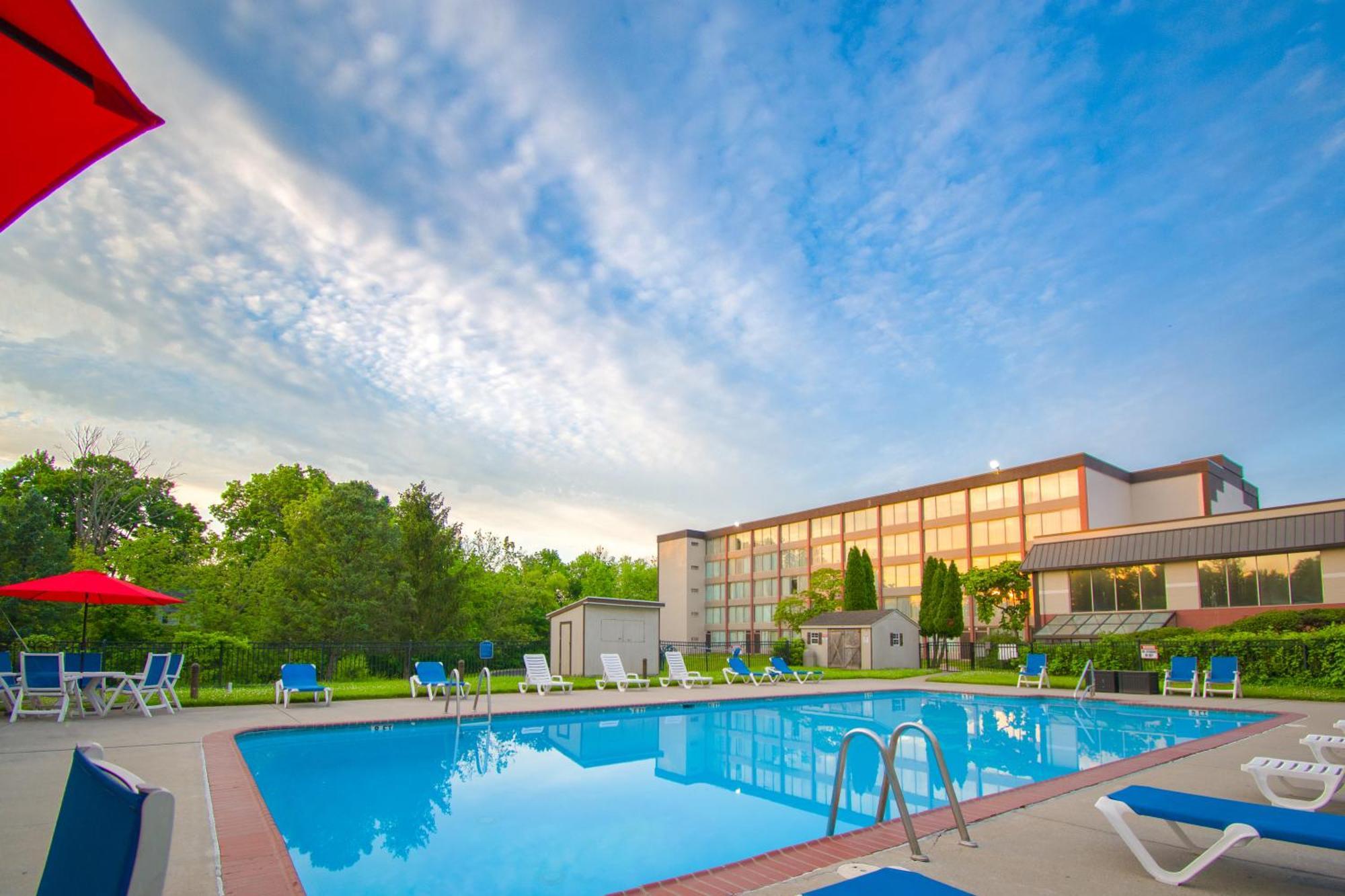 Exton Hotel And Conference Center Bagian luar foto